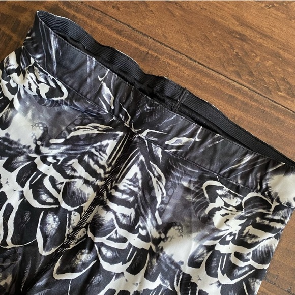 VS *Rare* Limited Edition Show-Off Tight / Leggings Angel Wings S - Picture 10 of 10